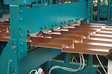 Ножницы гильотинные в составе автоматической линии по производству металлической черепицы